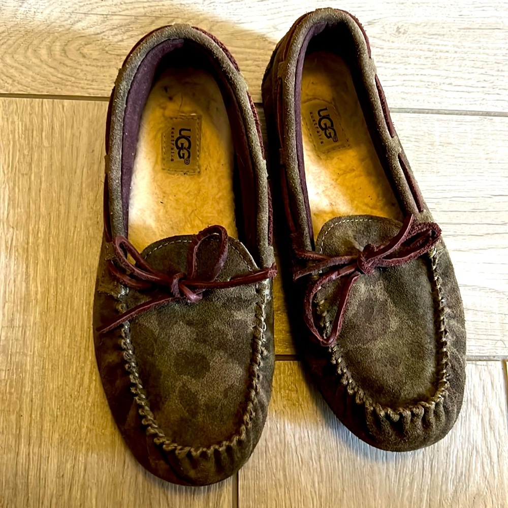 Girls Ugg Moccasin shoes